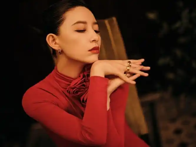 李斯丹妮露背红裙一秒穿回老上海##李斯丹妮voguefilm复古露背红裙