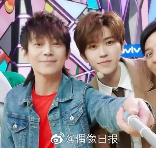 何炅蔡徐坤合影旧照##蔡徐坤