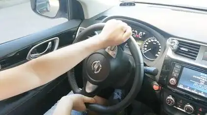 03:09开车达人新手如何正确打方向盘?