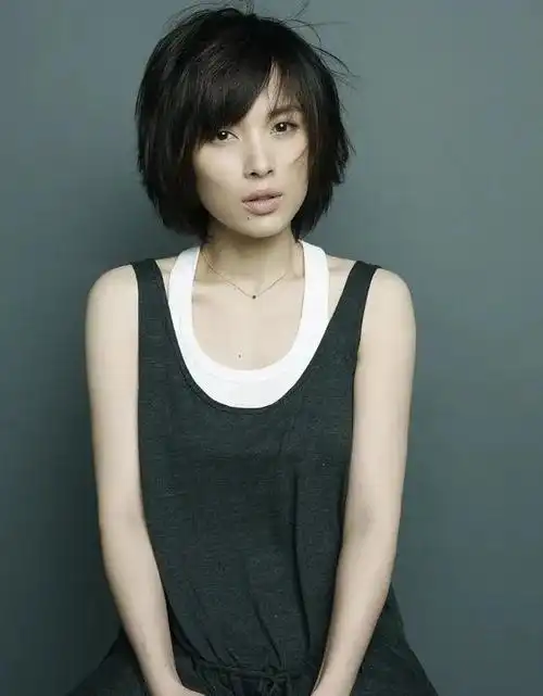 演员李佳:一婚嫁富商,二婚嫁靳东,40岁生二胎