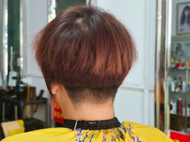 有些40岁左右的女性,特别适合利落的短发,特别是那些脖子短,发际线长