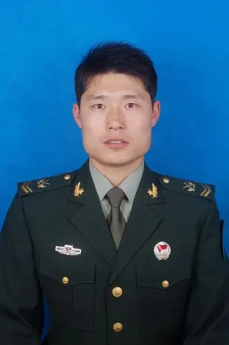 青春有很多样子,很庆幸我的青春有穿军装的样子.