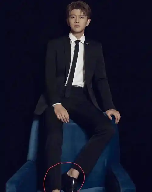 任嘉轮可是小编发现国超他还露过脚踝,虽说是皮鞋不是豆豆鞋,但是一般