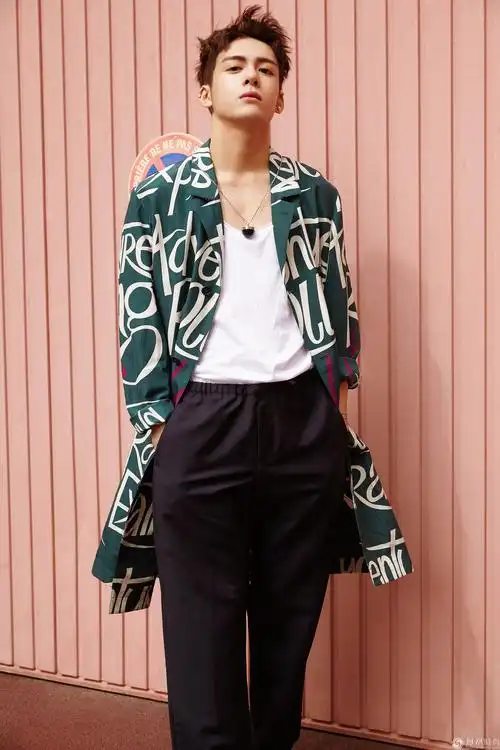 曾舜晞摩纳哥写真曝光 演绎都市时尚小雅痞