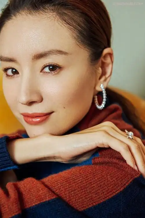 成熟妩媚的性感女神董洁细腰美腿白裙飘飘美不胜收