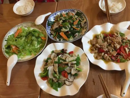 中午电话联系别墅老板回家吃饭.哎呀!家常菜真是好吃