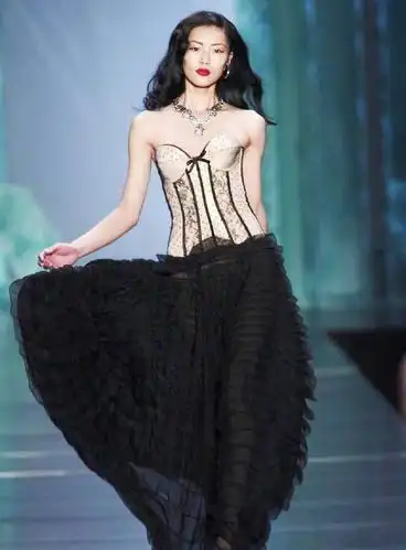 30岁刘雯厉害了抹胸透视裙大秀身材不愧是模特出身