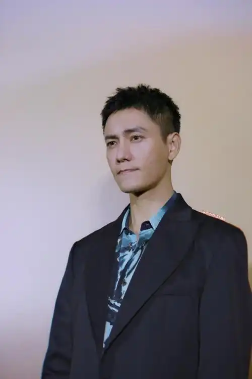 陈坤超话#寸头好野#20210414 上海 万宝龙珠宝展after party虽然瘦了