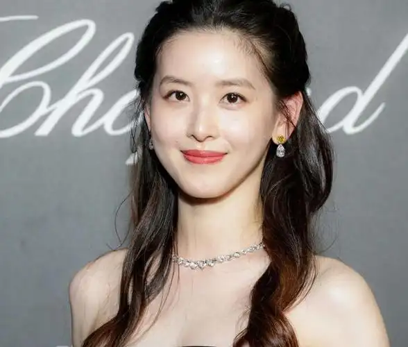 章泽天现身科学界奥斯卡穿金色礼服亮相自曝家族有帕金森病史