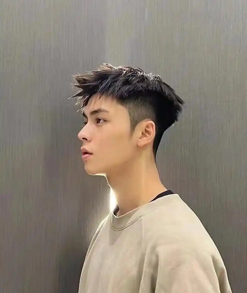 不妨考虑一下【美式前刺发型】!