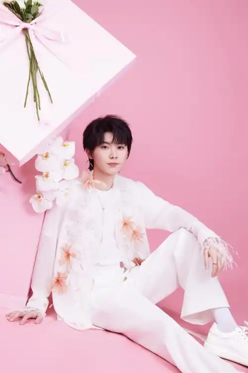 马嘉祺超话马嘉祺穿着thomwills手工小白鞋新译质感美学,金属徽标调动