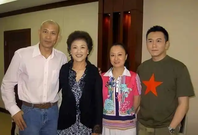 演员谢兰:成名后反哺聋哑父母,41岁做妈妈,如今家庭幸福美满_谢岚