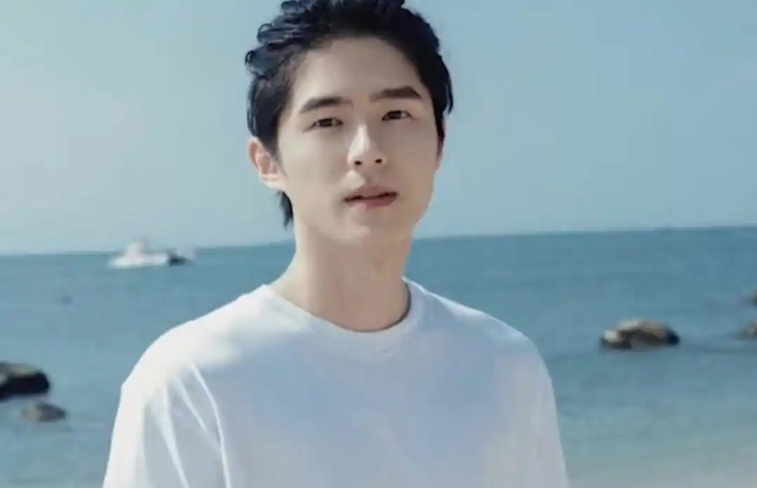 刘昊然海边少年氛围感 昊然弟弟25岁生日快乐