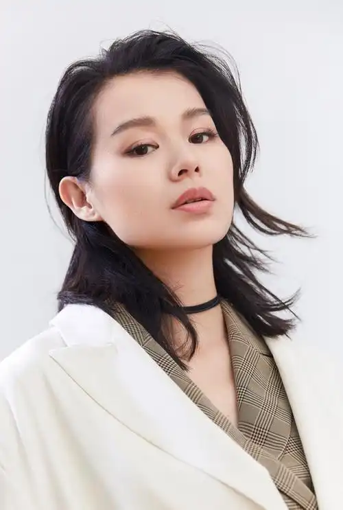 胡杏儿优雅知性时尚杂志封面大片