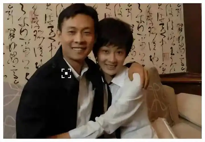 原来钱琳琳比张译大六岁,是电视的主持人,之前曾经有过一段婚姻但由于