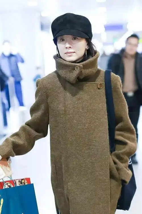 董洁胖成大圆脸,低调素衣现身机场,网友:毫无星味!