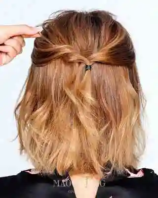 step 1:将头发梳理好后从头顶左右两边各取一小束头发,用皮筋固定.