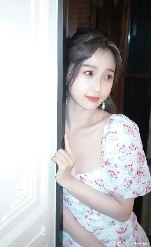 虞书欣穿泡泡袖公主裙漫步庭院氛围感满满