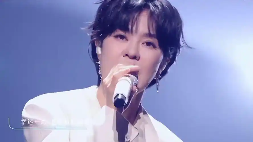 郁可唯越来越优秀了!大湾区音乐会再唱《水中花》,好听又上头!