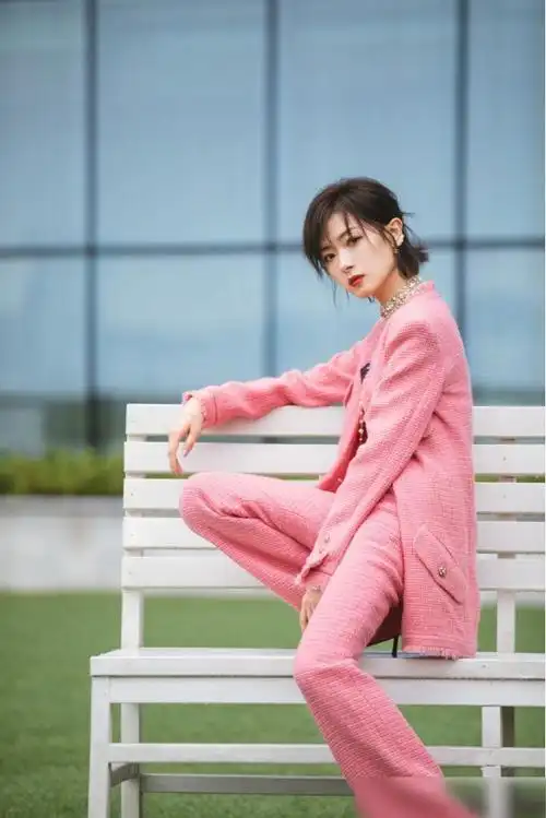 万茜身材不像生过娃的样西装配小背心紧致曲线女生看了也羡慕