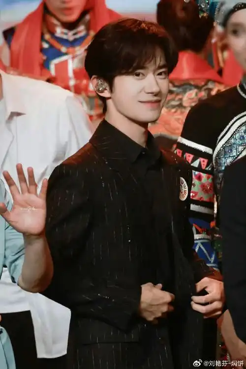 科技出圈,不拘定义,玩转个性影像,和@tfboys-易烊千玺一起领先时尚