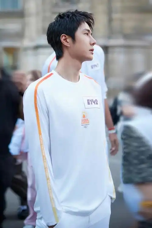 一波绿海顶峰相炬##王一博担任巴黎奥运火炬手#8位品牌金主组成高