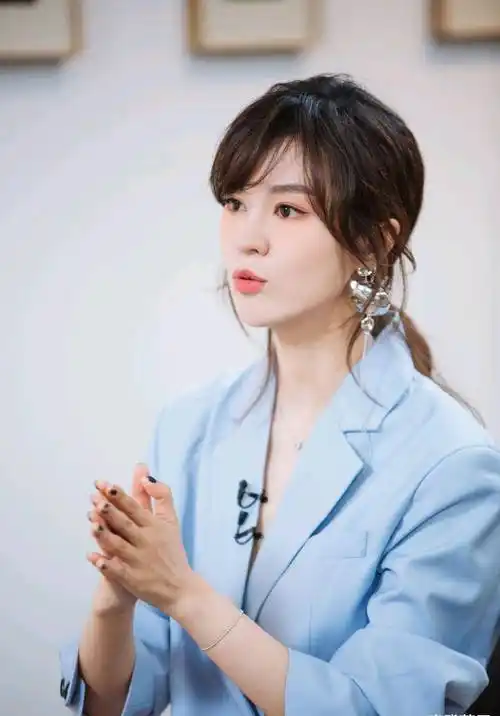 郁可唯罕见剪短发,身穿黑色套装配短发造型,诠释什么才叫酷girl_西装