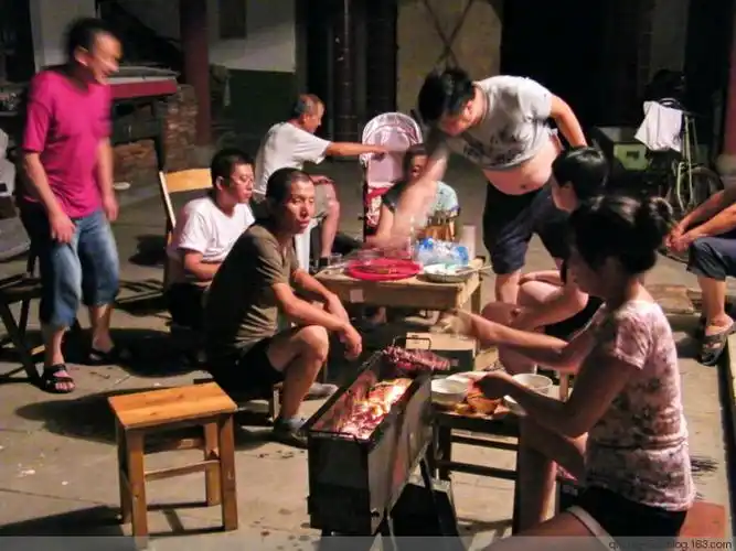 今夏格外闷热,好在秦岭山区的夜晚与白天有区别,晚上坐在自己