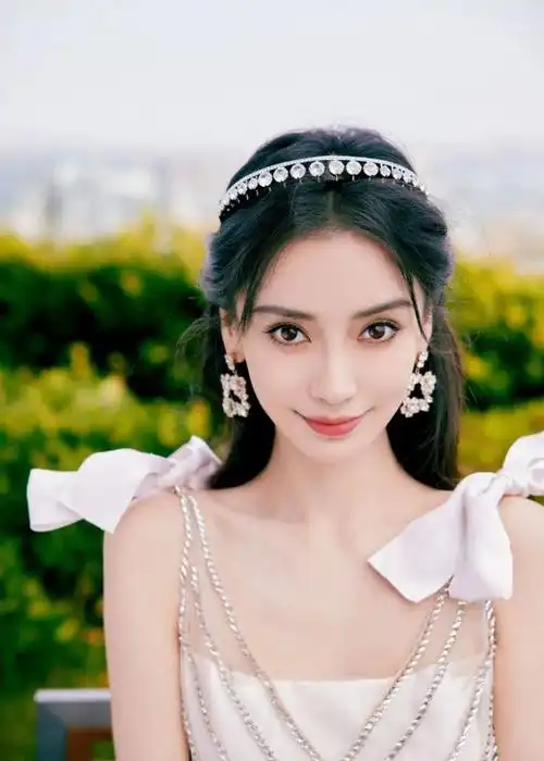 杨颖户外拍摄美照,身穿白色长裙,灵动的眼神,优雅的气质_腾讯新闻