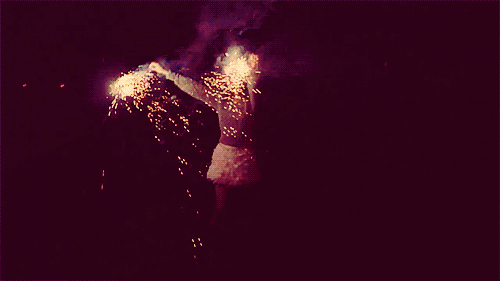 夜晚放烟花女孩开心gif动图_动态图_表情包下载_soogif
