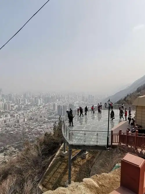 上周六从兰山公园观景台上徏步从山上走下山,边走边欣赏兰州市的风光.