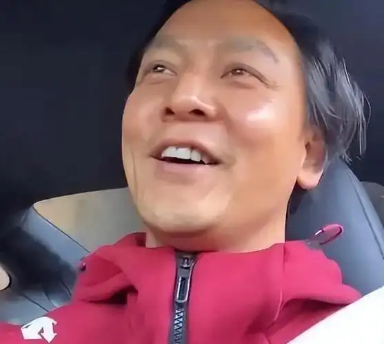 年轻时英俊潇洒,老了却丑成"糟老头子",男神的脸"肿"么了?