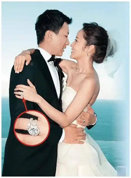 侯佩岑结婚时,她的亲生父亲侯世宏去世,是邱嘉雄陪伴她完成了整个婚礼