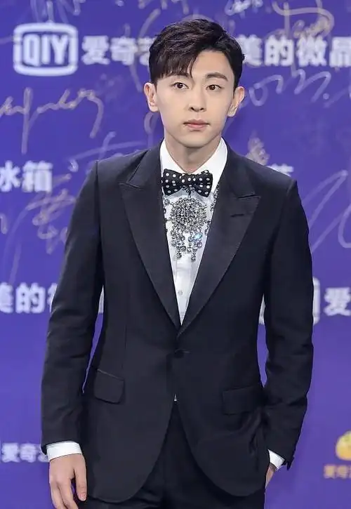 邓伦穿上西装更帅气了,气质显得也清爽,生图颜值很精致