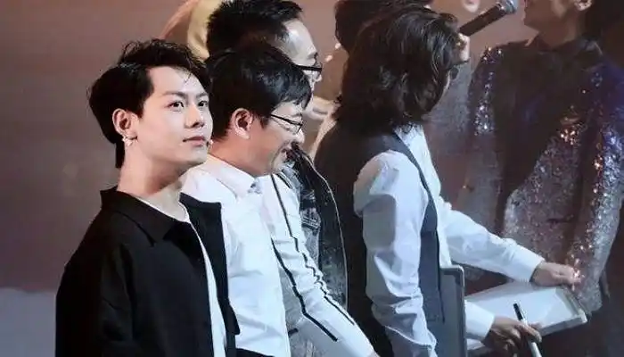 cv天空和谁是—对