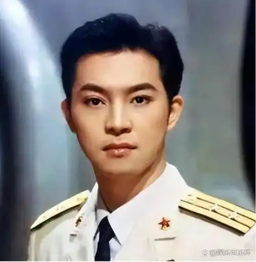 沙溢在节目中多次提到自己是"军艺校草",每每听到这话,我们总以为他在