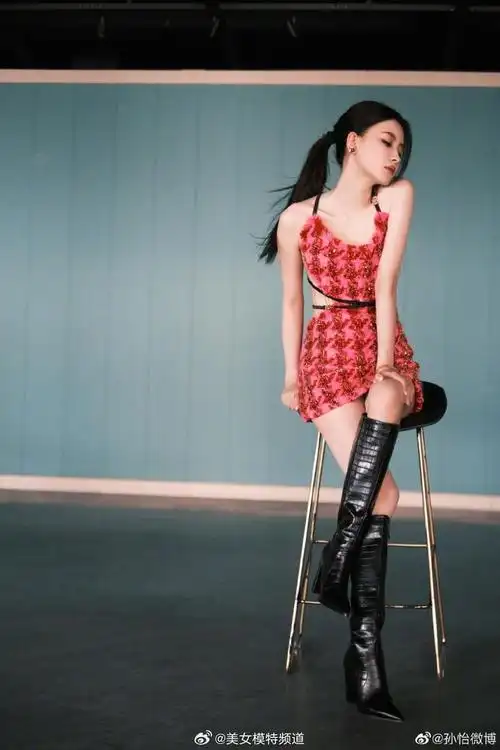 孙怡穿粉色连衣裙十分惊艳露美背细腰皮肤雪白身材优越