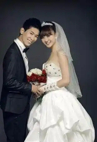 2012年,年仅26岁就结婚了,随即生下一个男孩,周戈楠的老公家境非常好