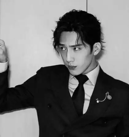 井柏然最新发型 留长发的井柏然改大叔路线了?