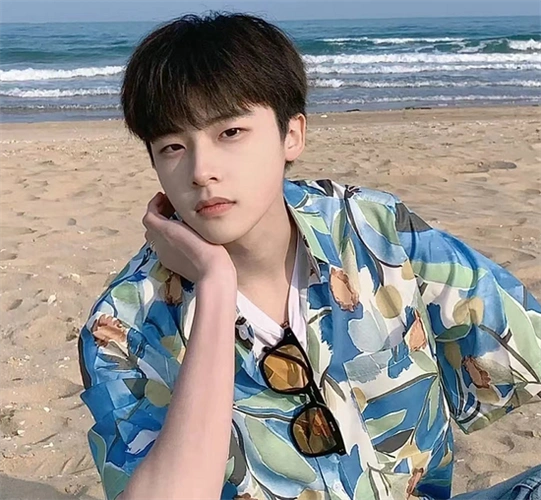 韩式碎盖头发型 帅气少年感十足_韩式男发 - 美发站