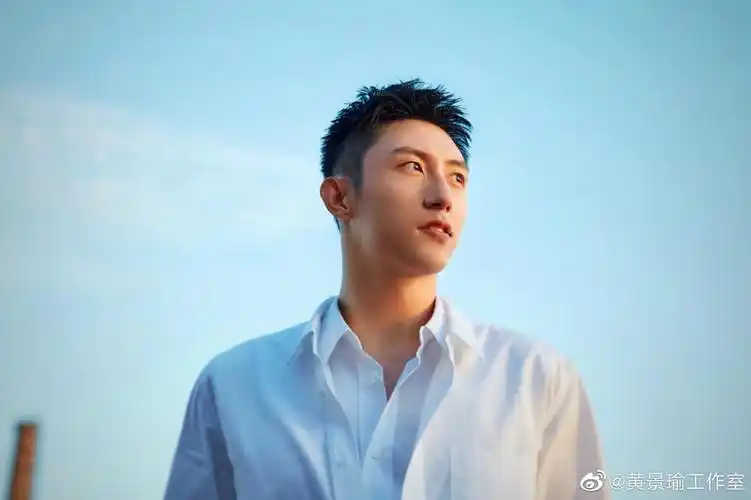 身后是湛蓝的天空,眼中是熹微的晨光,还有清新温暖的笑容……|黄景瑜