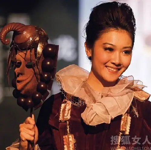 模特手持巧克力面罩,演绎骑士精神.