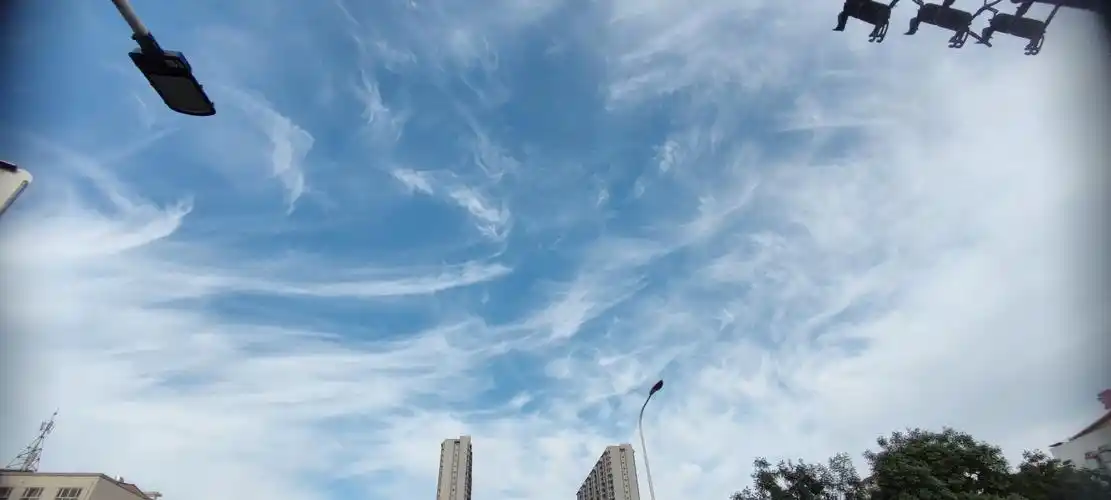 今日早晨呼和浩特的天空丝状云漂浮轻盈而美丽