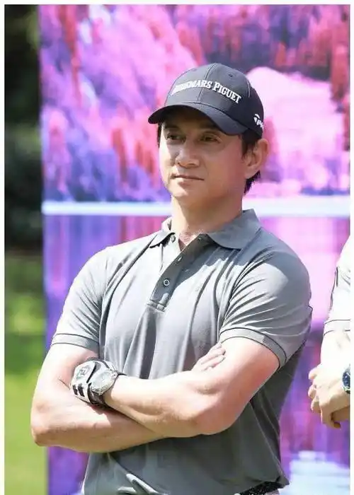 吴奇隆晒近照,面部发福,身材走形,皮肤粗糙!