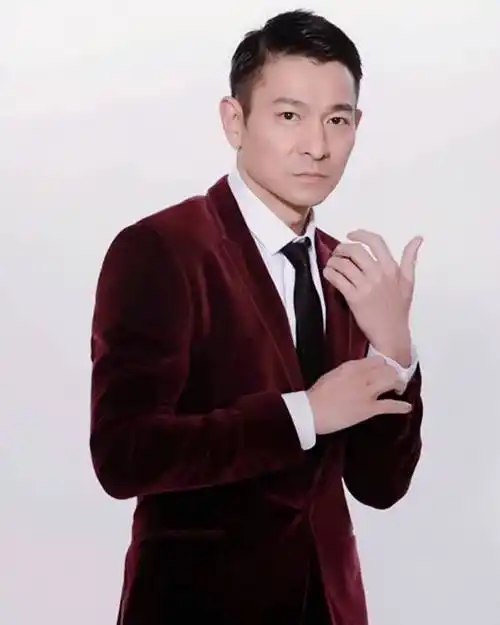 刘德华滑跪好危险, 差点冲下高台,惊险一刻,舞台安全引关注