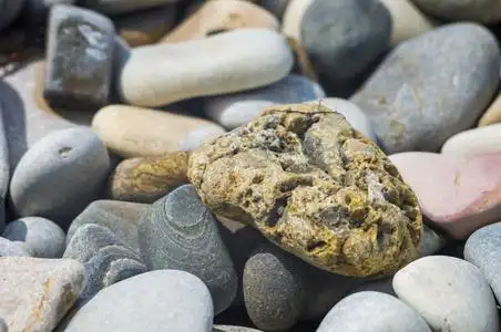 五颜六色的卵石石头图片