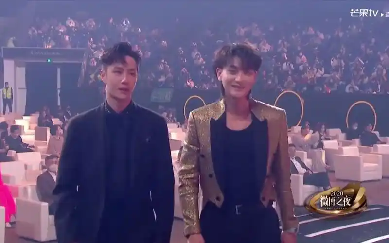 【2020微博之夜】王一博,黄子韬领奖_哔哩哔哩 (゜-゜)つロ 干杯