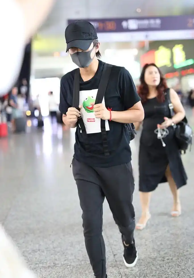 7月11日,邓超现身上海机场.