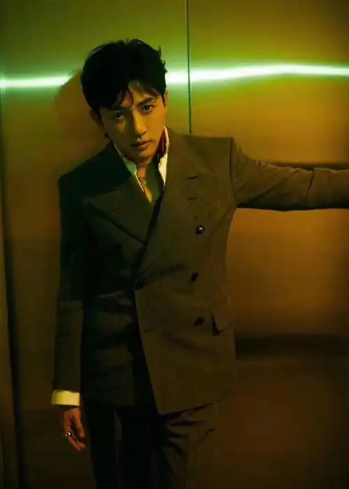 vogue film 时装电影盛典 # 苏有朋身着一套西装,在昏暗的灯光下,帅气