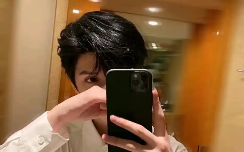 【严浩翔】我可太喜欢他的对镜自拍了|60张对镜自拍评论区自取